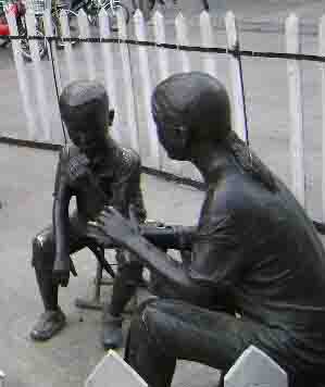 四川雕塑厂家加工制作现代人物雕塑母子雕塑
